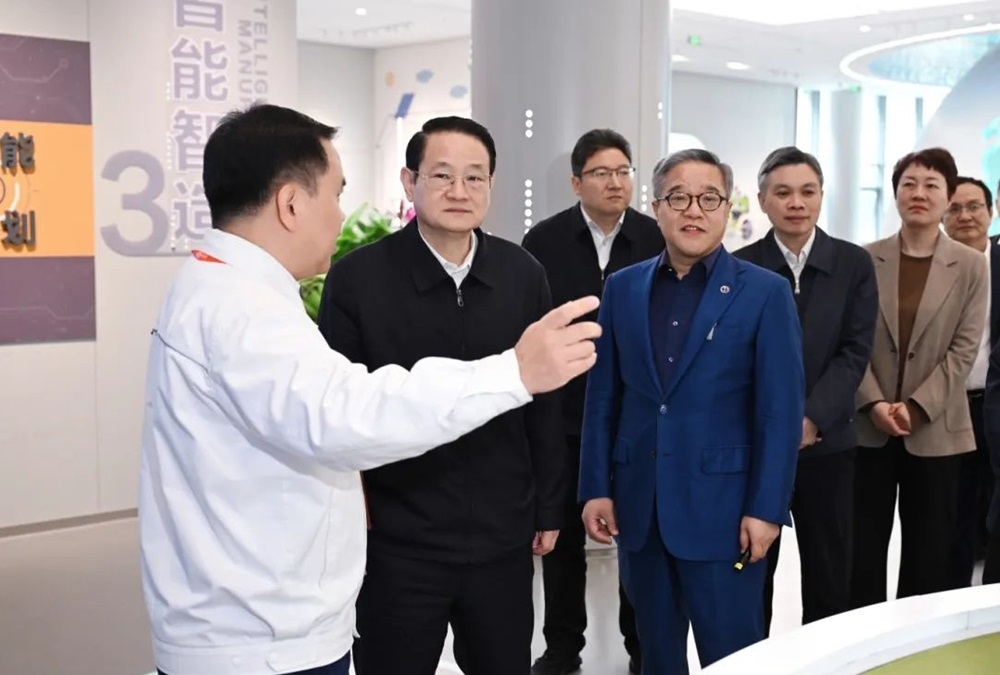 浙江省委書(shū)記易煉紅調(diào)研萬(wàn)向創(chuàng)新聚能城：鼓勵(lì)發(fā)展新質(zhì)生產(chǎn)力 把美好藍(lán)圖變?yōu)楝F(xiàn)實(shí)