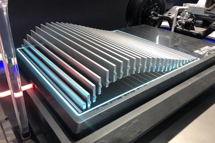 能打3個三元鋰？磷酸鐵鋰電池不止“墻內開花墻內香”