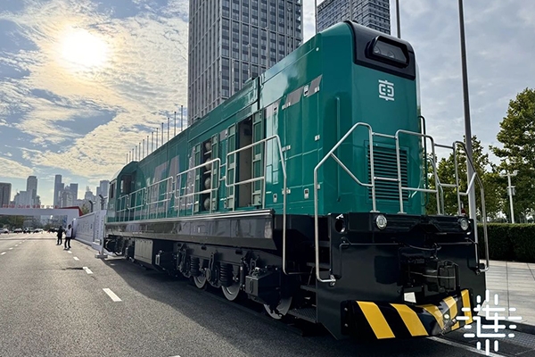 柴油機(jī)+動力電池！中國中車新能源機(jī)車首發(fā)下線