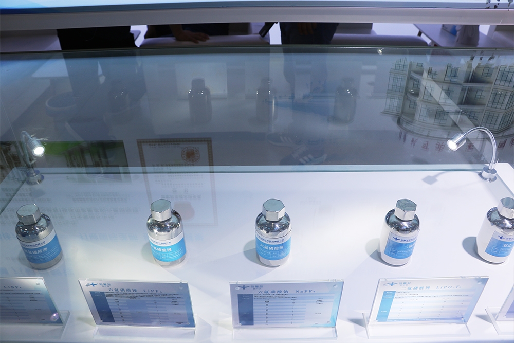 【電解液周報】20萬噸電解液項目沖刺投產!六氟磷酸鋰價格告別暴漲暴跌模式