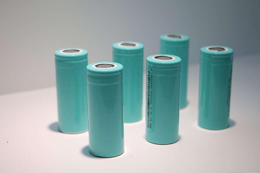 2024年全球圓柱電池出貨128.2億只 中企份額大漲至43.6%