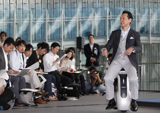 東京新興科學和創新國家博物館館長，曾做過宇航員的毛利衛試駕本田的最新個人移動工具Uni-Cub