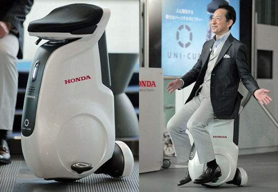 Uni-Cub的外形好似一個飄浮的汽車座椅，無需手扶，駕駛者只需身體前傾便可驅使獨輪車前行，通過左右移動身體控制轉向。右側照片中，新興科學和創新國家博物館館長毛利衛體驗這款電動獨輪車