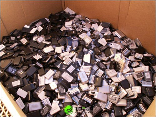 一塊手機電池污染6萬升水環保之路任重道遠