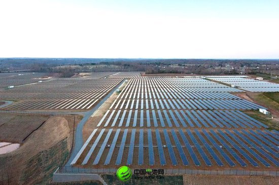 蘋(píng)果位于北卡羅來(lái)納州Maiden數(shù)據(jù)中心旁的太陽(yáng)能電站