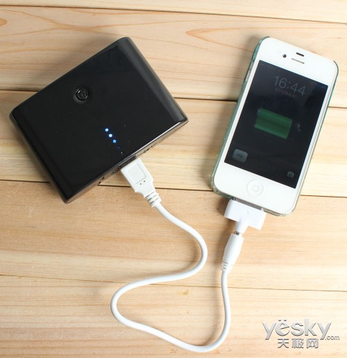 12000mAh移動(dòng)電源也只能給1340 mAh電池充電2到3次，同樣容量虛標(biāo)。