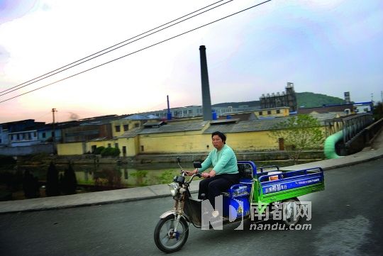 如今韋東英在路上仍會留意是否有工廠偷排污，但已不寫日記了，“寫有什么用？” 南都記者 孫俊彬 攝