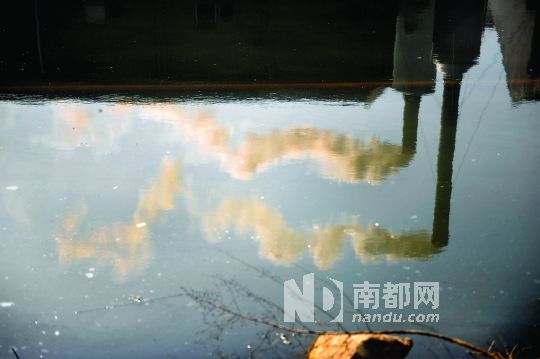 2013年4月15日，南陽化工園江城橋附近，衛浴廠的兩根煙囪正在冒煙。 南都記者 孫俊彬 攝