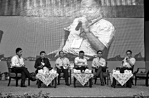 在新能源和節(jié)能環(huán)保分論壇上，華創(chuàng)證券分析師李大軍和創(chuàng)投機(jī)構(gòu)對(duì)該領(lǐng)域的投資機(jī)會(huì)和風(fēng)險(xiǎn)展開(kāi)了深入探討。 （宋春雨/攝）