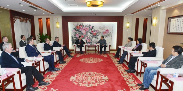 政協副主席羅富和：積極為發展新能源汽車創造條件