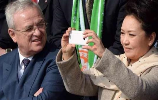 彭麗媛秀手機 使用的是中興努比亞z5mini