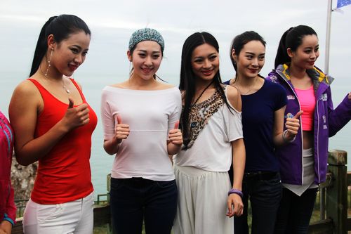 首屆環青海湖(國際)電動汽車挑戰賽從湟源駛入青海湖 