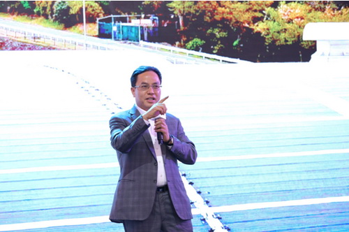 漢能控股集團董事局主席李河君在清潔能源展示中心開館儀式上發言