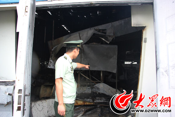 成武縣消防大隊工作人員向記者介紹相關情況 成武縣消防大隊工作人員向記者介紹相關情況