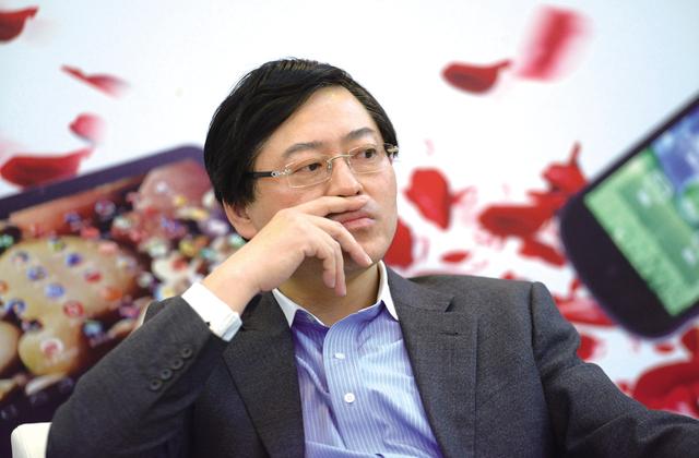 楊元慶在電話連線中用“雙重打擊”來形容聯想當下所遇到的挑戰