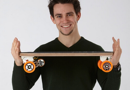 電動滑板小而美  Bolt不僅能通勤還能給手機充電