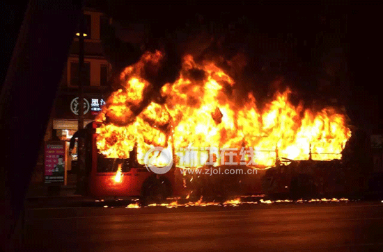 杭州自燃公交車自動滅火器為何失靈?45輛同款車全停運 杭州自燃公交車自動滅火器為何失靈?45輛同款車全停運