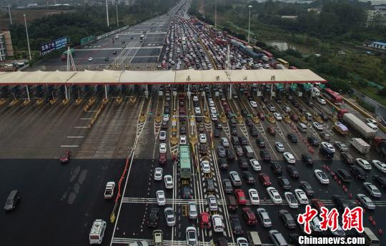 車多擁擠 江蘇南京上空無人機(jī)巡航高速報(bào)路況