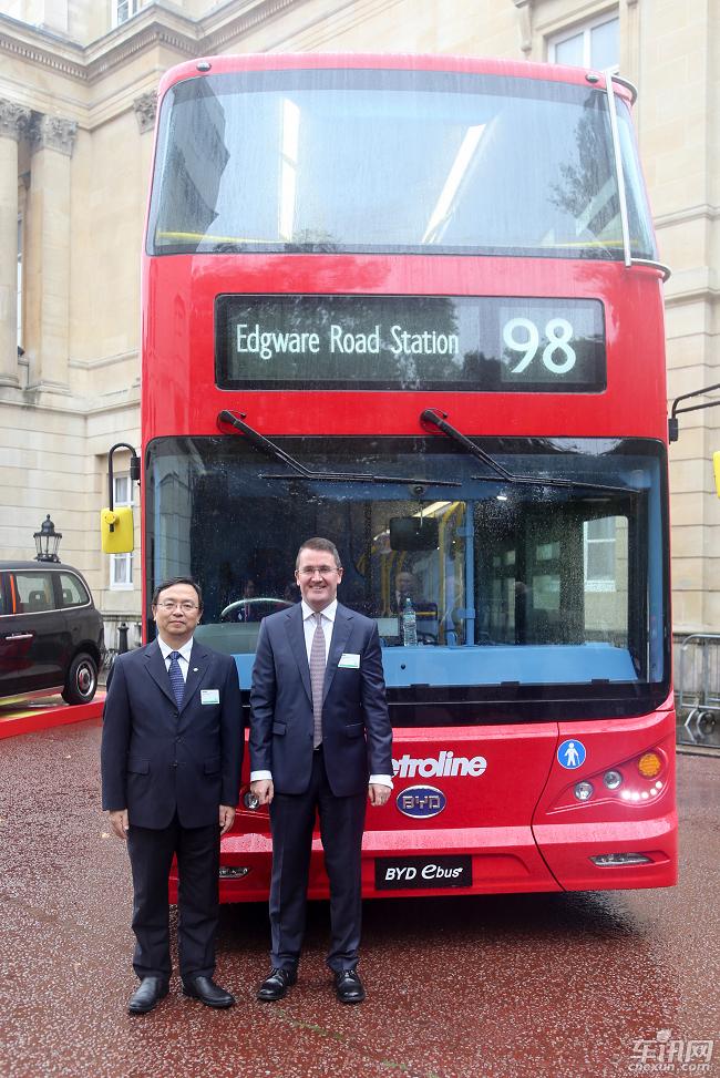 比亞迪總裁王傳福同ADL首席執行官科林-羅伯遜在純電動雙層大巴前合影 比亞迪總裁王傳福同ADL首席執行官科林-羅伯遜在純電動雙層大巴前合影