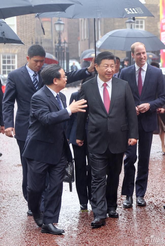 比亞迪總裁王傳福向習主席介紹純電動雙層大巴 比亞迪總裁王傳福向習主席介紹純電動雙層大巴