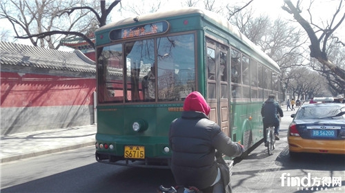 正在路上運行的銀窿純電動公交車。