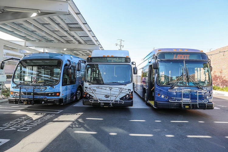 “2028年零排放指南”發布會現場展示了部分參與合作的電動車輛，包括Proterra電動巴士（左）和比亞迪電動巴士（中）。圖片來源：OFFICE OF LOS ANGELES MAYOR ERIC GARCETTI