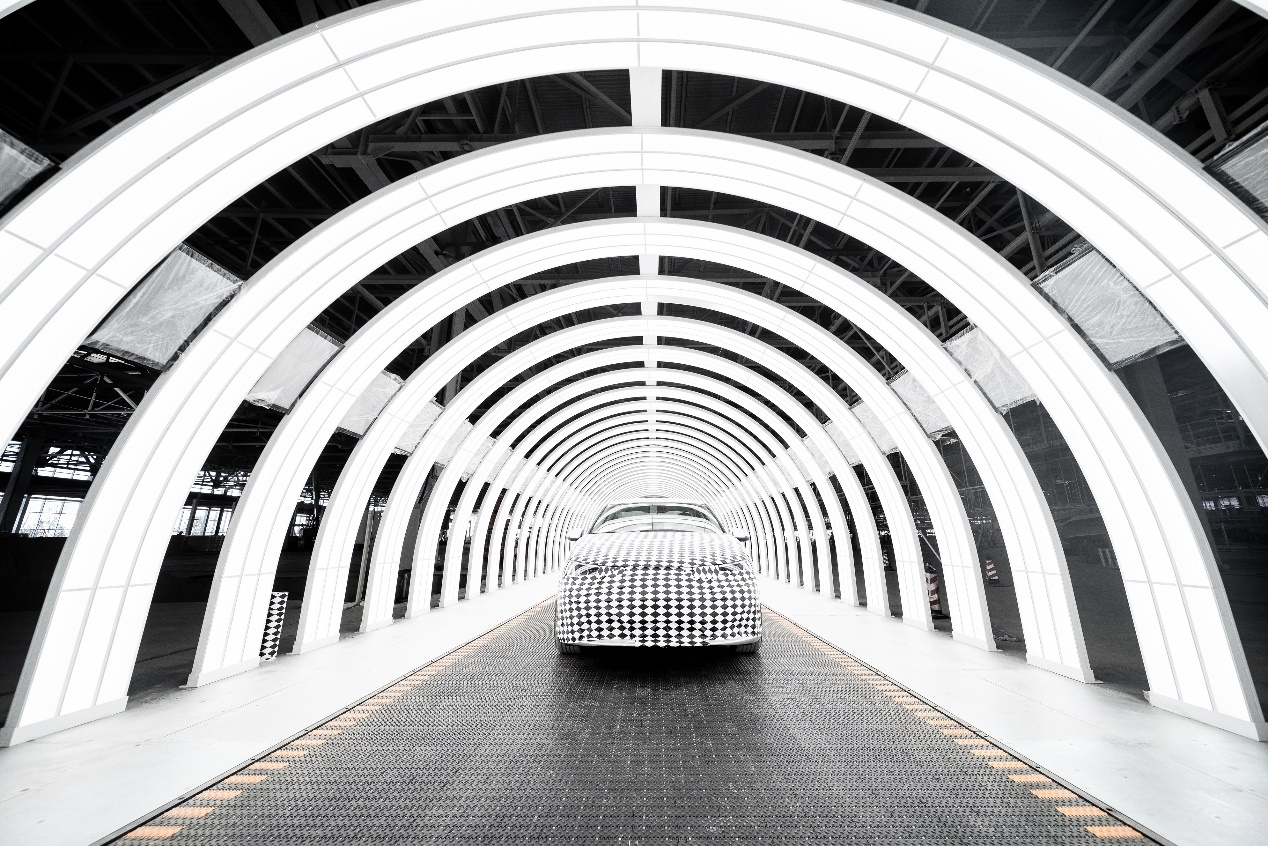 裝配車間?行業首創雙色弧形燈廊 裝配車間?行業首創雙色弧形燈廊