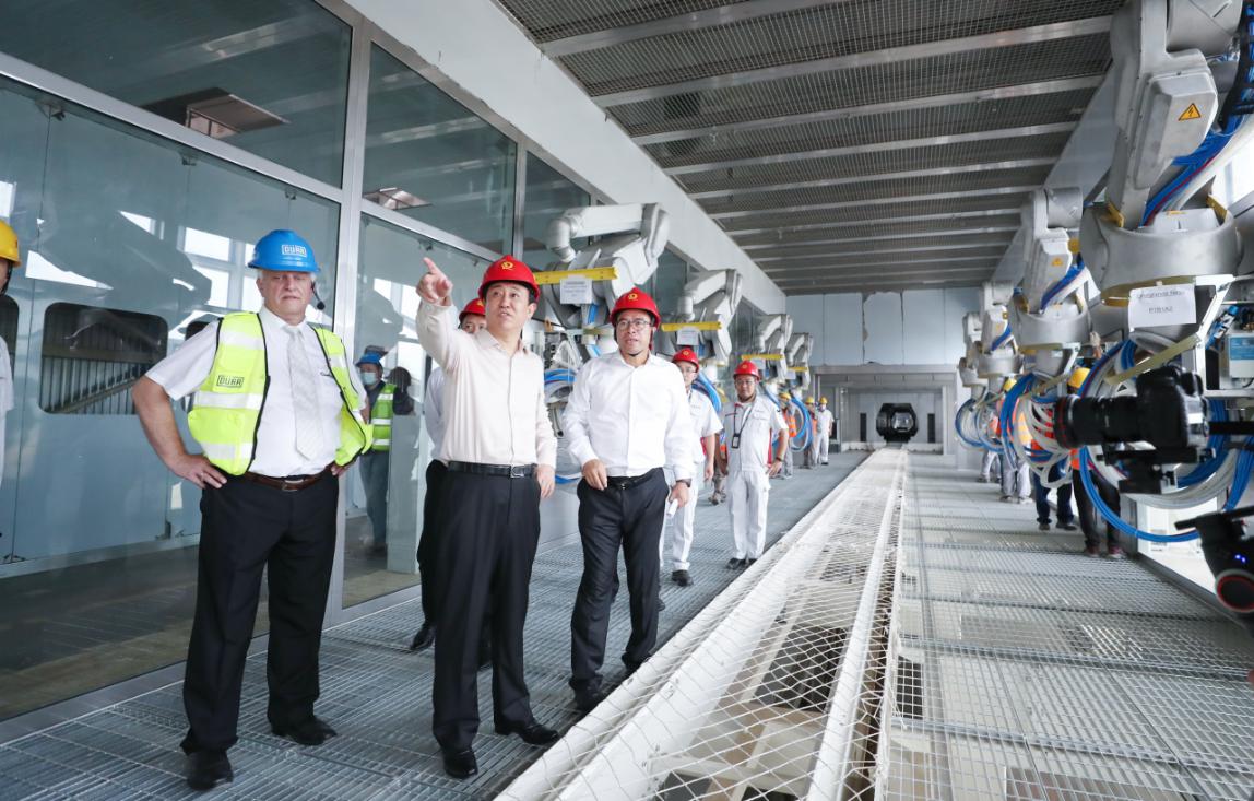 許家印視察恒大汽車生產基地涂裝車間 許家印視察恒大汽車生產基地涂裝車間