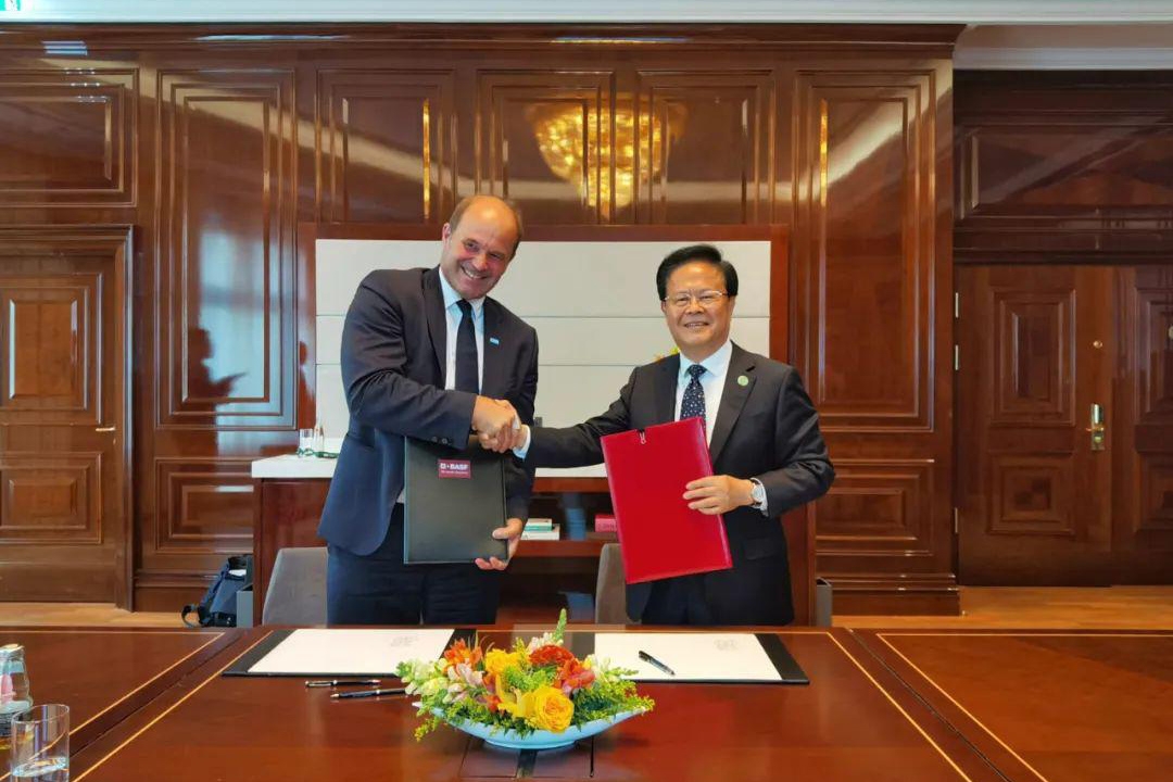 促進(jìn)汽車產(chǎn)業(yè)電動(dòng)化轉(zhuǎn)型 發(fā)改委與三家德國車企簽署合作意向書