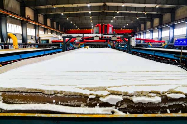 碳酸鋰等產(chǎn)品價(jià)格下跌 鹽湖股份預(yù)計(jì)上半年凈利同比腰斬