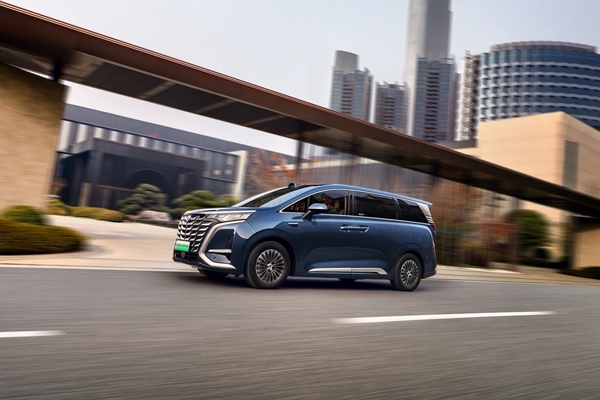 售價(jià)33.98萬(wàn)元起！25款騰勢(shì)D9重磅上市，再立MPV 6大標(biāo)桿！