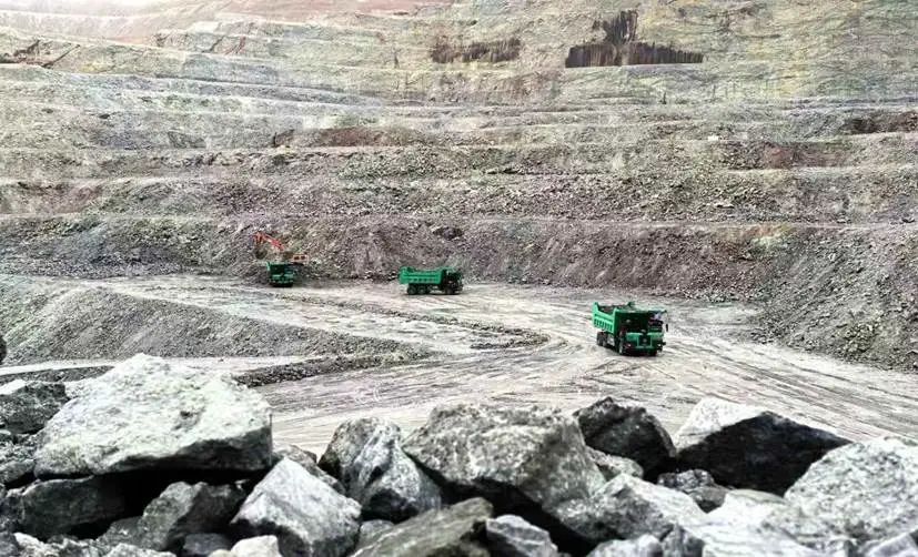 純電無(wú)人駕駛礦卡在金屬礦山作業(yè) 圖/易控智駕 純電無(wú)人駕駛礦卡在金屬礦山作業(yè) 圖/易控智駕