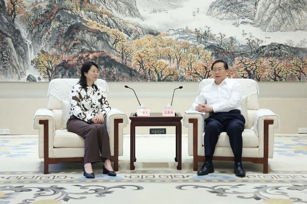 中創(chuàng)新航董事長劉靜瑜拜訪湖北省委書記、省人大常委會主任王忠林 圖源：中創(chuàng)新航