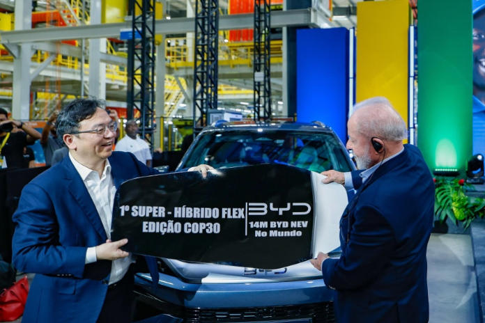 王傳福向盧拉交付比亞迪第1400萬輛新能源汽車