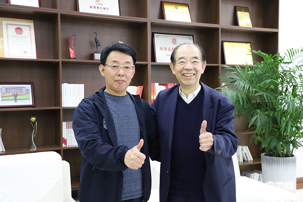 中關村新型電池技術創新聯盟理事長/中國電池網、海融網創始人于清教(左)對話多氟多董事長李世江(右) 中關村新型電池技術創新聯盟理事長/中國電池網、海融網創始人于清教(左)對話多氟多董事長李世江(右)