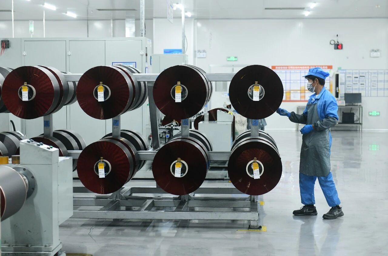 安徽南都華拓新能源科技有限公司電極生產(chǎn)車間 王彪/攝