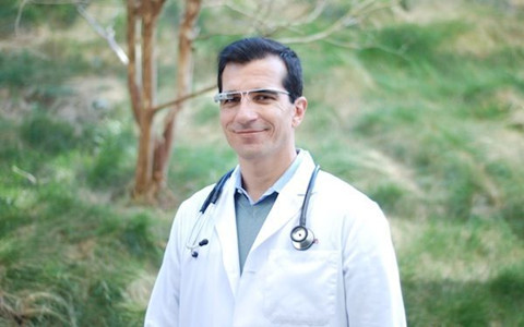 全球首創 法一私立醫院戴谷歌眼鏡做教學示范手術