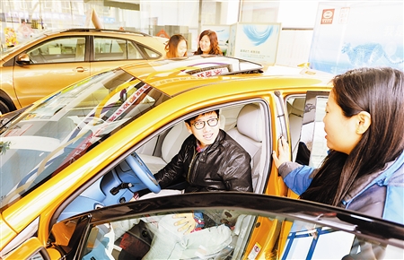 至2015年底，本市將推廣應用1.2萬輛新能源汽車，創新電池和整車融資租賃等商業模式，帶動新能源汽車產業加快發展，節能減排產生明顯實效。