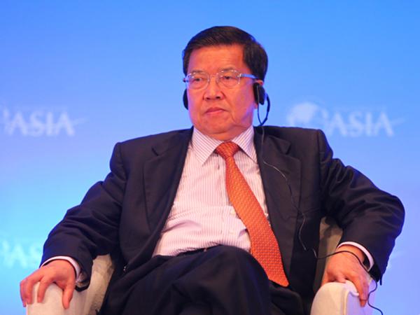 龍永圖：推廣新能源應(yīng)以公車(chē)帶動(dòng)私車(chē)消費(fèi)