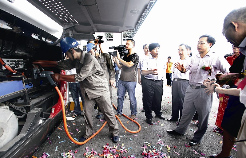 馬凱“喊話”充電樁開閘 電動汽車反割據(jù)