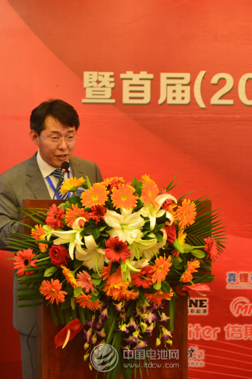 中國電池網創始人、CEO于清教在中國移動電源行業年度品牌頒獎論壇上