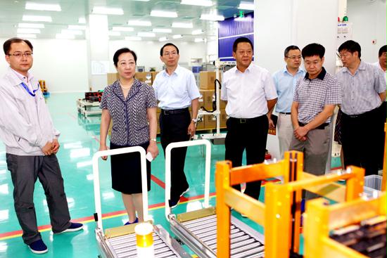 閆傲霜調研北京市新能源汽車動力電池全自動生產線