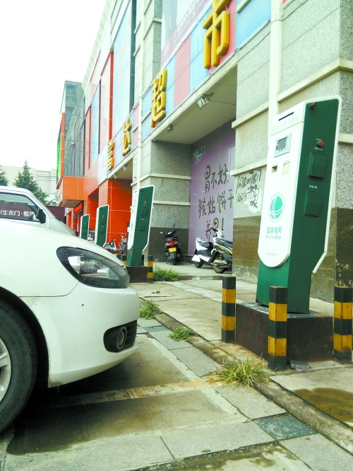 三門峽超市門口的停車場，高鐵站前的停車場，都建了充電樁