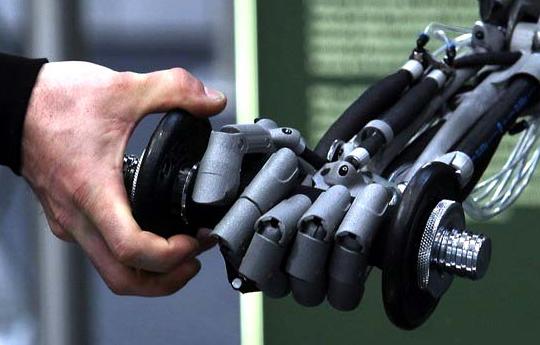 富士康百萬機(jī)器人計(jì)劃遇挫 蘋果iPhone還需人力造