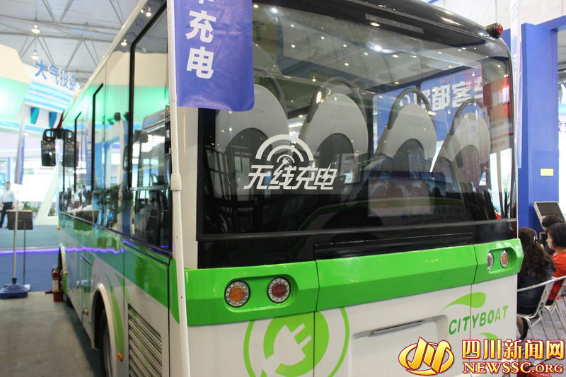 蜀都客車發布全球首臺無線充電社區巴士 可在線補電