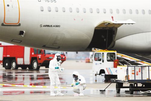 重慶機場演練:鋰電池“自燃” 放射性貨物“泄漏” 重慶機場演練:鋰電池“自燃” 放射性貨物“泄漏”