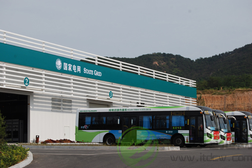 力神電池驅動青島綠色公交 機器人換電池只需6分鐘