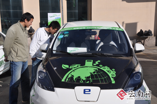 昆明市民現(xiàn)場(chǎng)了解新能源汽車(chē)