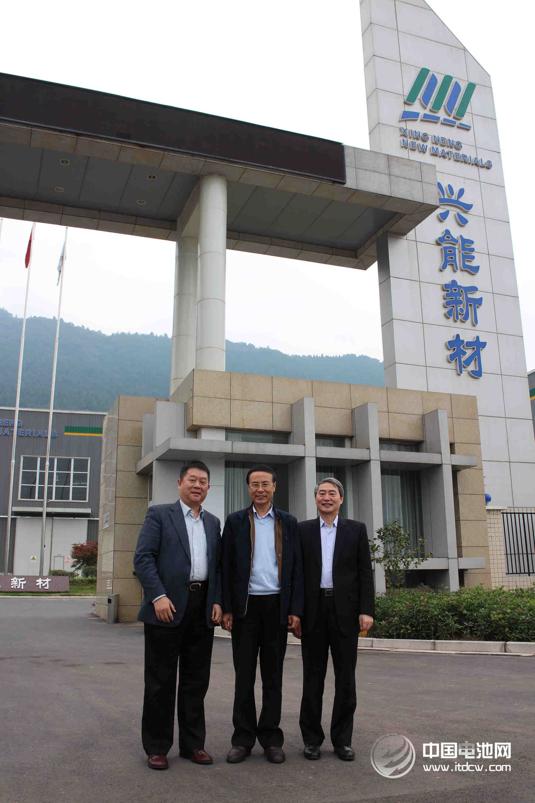 中國(guó)科學(xué)院萬(wàn)立駿院士攜研究團(tuán)隊(duì)郭玉國(guó)、曹安民及嚴(yán)會(huì)娟等研究員一行蒞臨成都興能新材料有限公司進(jìn)行調(diào)研指導(dǎo)，并作學(xué)術(shù)報(bào)告和技術(shù)交流。