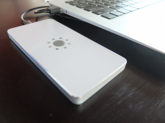 QiPack：是無線充電器，也是移動電源